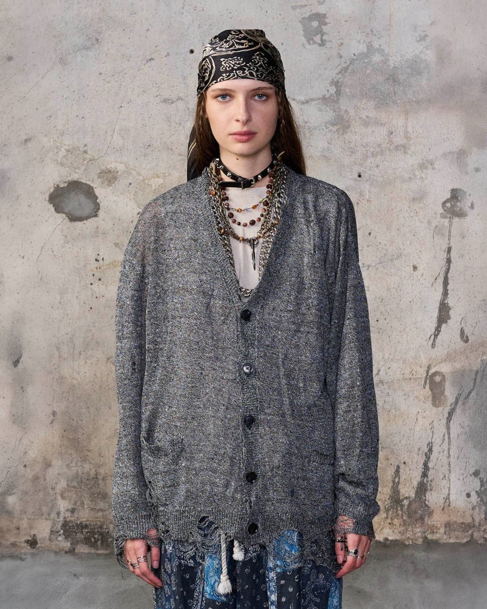 Cardigan Boyfriend R13 en lin d&eacute;maill&eacute; gris chin&eacute;, port&eacute; ferm&eacute; de face.