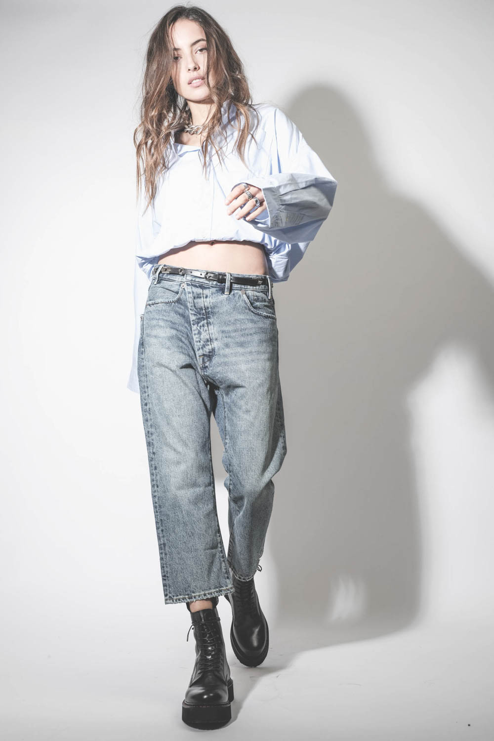Jean baggy fermeture croisée bleu délavé Exene délavage Barter Indigo R13. Porté avec une chemsie blousante.