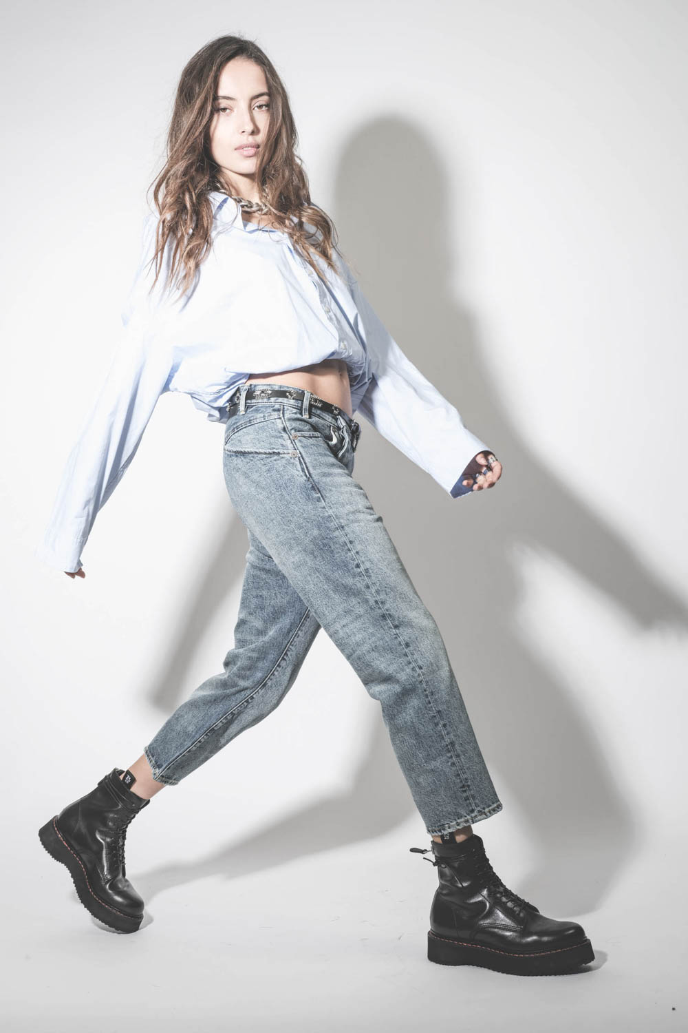 Jean baggy fermeture croisée bleu délavé Exene délavage Barter Indigo R13. Porté avec des boots à lacets en cuir noir.