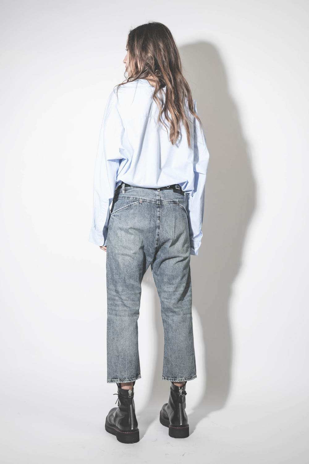 Jean baggy fermeture croisée bleu délavé Exene délavage Barter Indigo R13. Porté de dos.