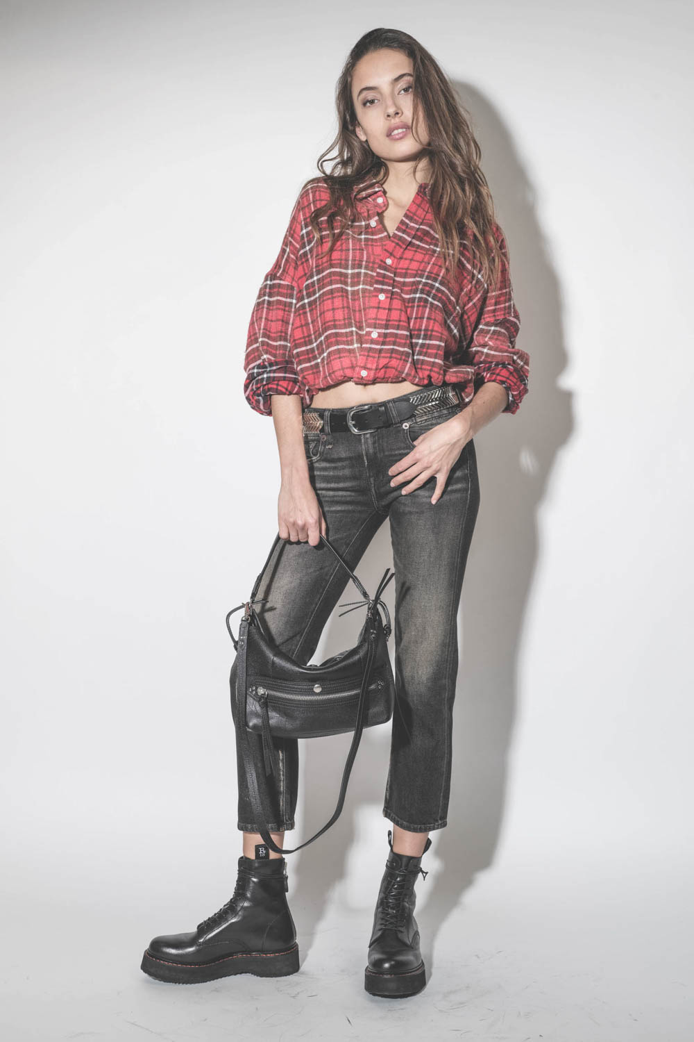 Jean court Skinny noir Boy Straight délavage Abbey black R13. Porté de face.
