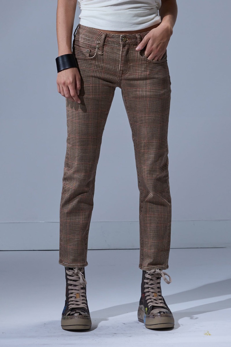 Jean slim taille basse Boy Straight R13 en coton à carreaux marron, porté de face.