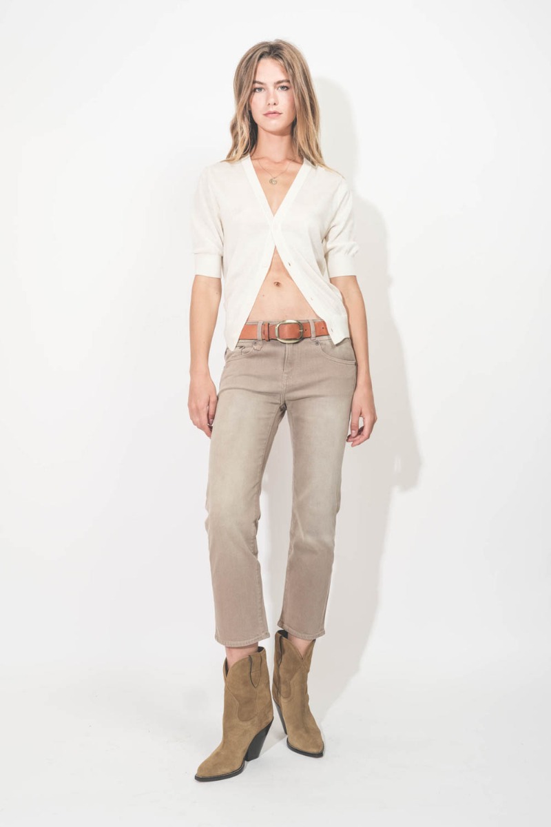 Jean Boy Straight R13 toile beige Clean Sawdust Stretch. Porté de face.