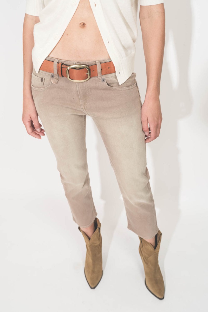 Jean Boy Straight R13 toile beige Clean Sawdust Stretch. Détail coupe taille basse skinny.