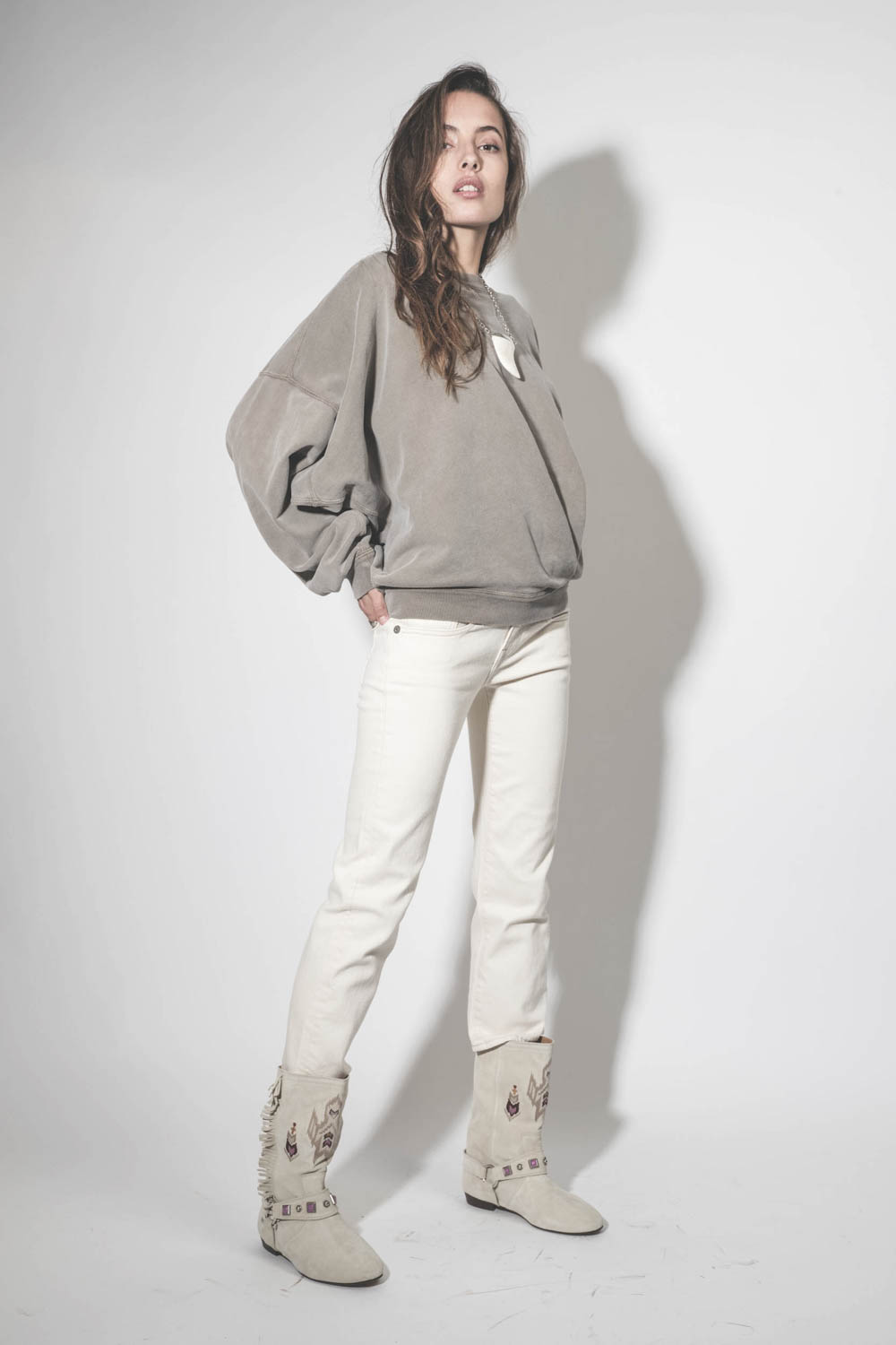 Jean taille basse Skinny Boy Straight écru stretch R13. Porté avec un sweatshirt croisé kaki.