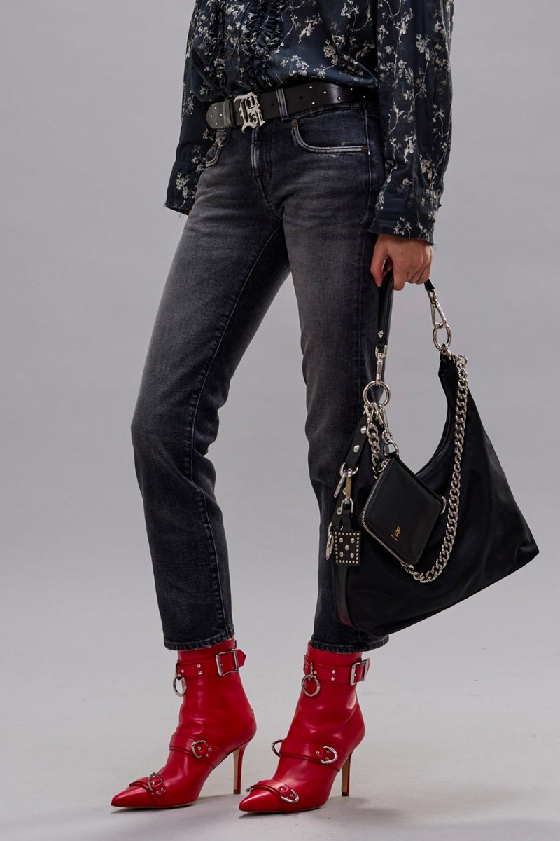 Jean slim raccourcie Boy Straight R13 en denim noir d&eacute;lav&eacute; Essex Black Stretch, port&eacute; avec des boots &agrave; talons R13. 