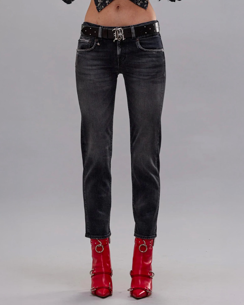 Jean slim raccourcie Boy Straight R13 en denim noir d&eacute;lav&eacute; Essex Black Stretch, port&eacute; de face.