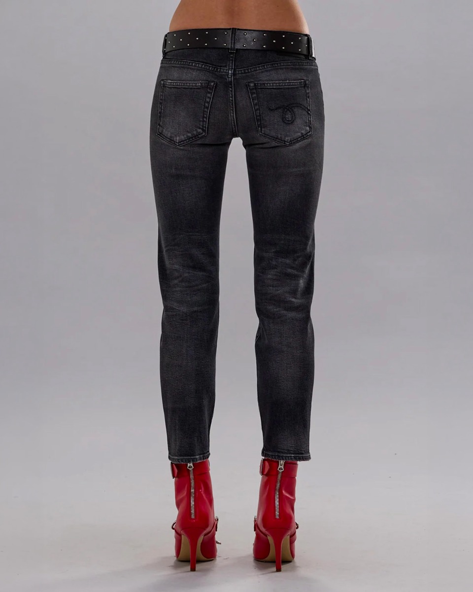 Jean slim raccourcie Boy Straight R13 en denim noir d&eacute;lav&eacute; Essex Black Stretch, port&eacute; de dos.