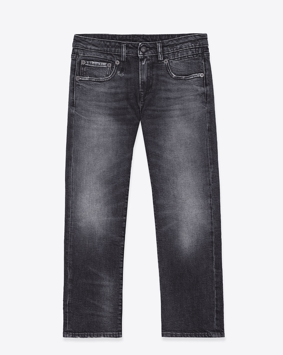 Jean slim raccourcie Boy Straight R13 en denim noir d&eacute;lav&eacute; Essex Black Stretch. Vue de face. 