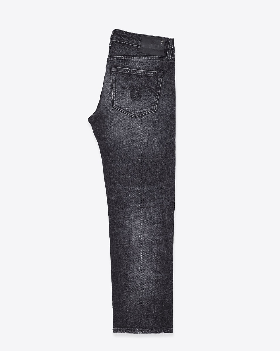 Jean slim raccourcie Boy Straight R13 en denim noir d&eacute;lav&eacute; Essex Black Stretch. Vue de profil.