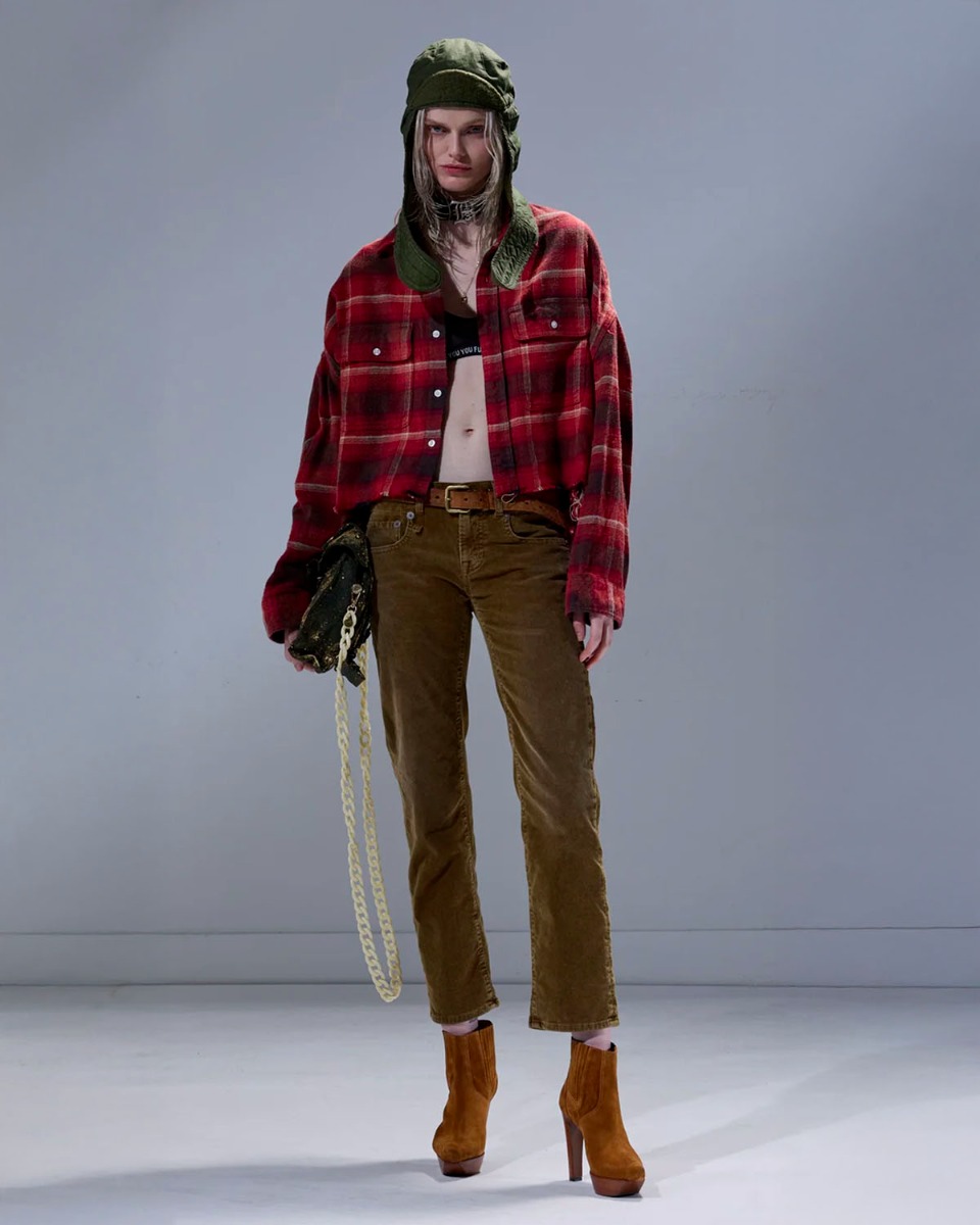 Jean slim taille basse Boy Straight R13 en velours de coton côtelé marron, porté de face.