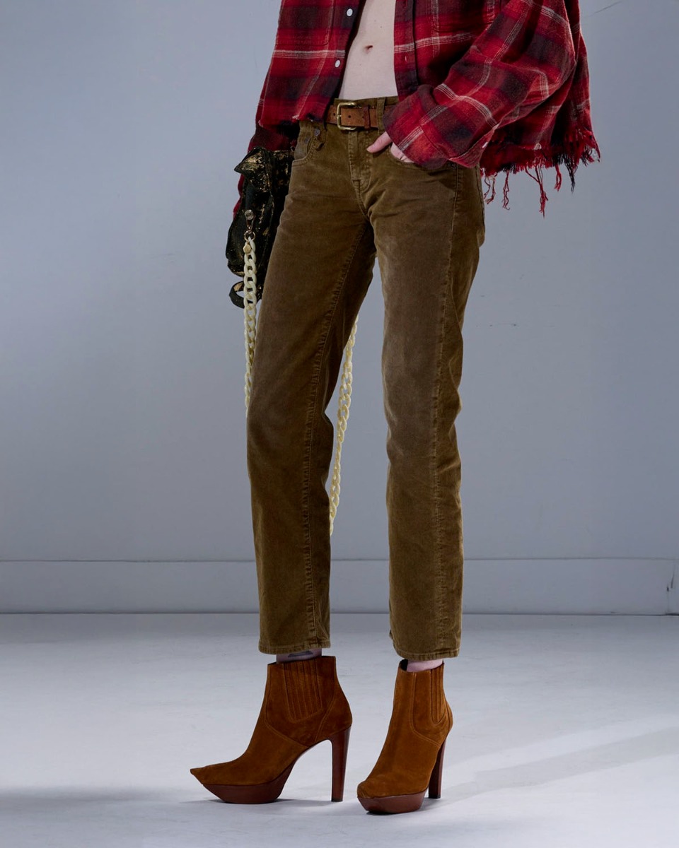 Jean slim taille basse Boy Straight R13 en velours de coton côtelé marron, porté de profil.