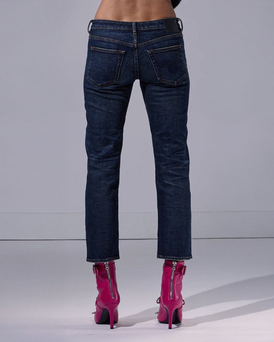 Jean Boy Straight R13 en denim Hoyt Blue Stretch, porté de dos.