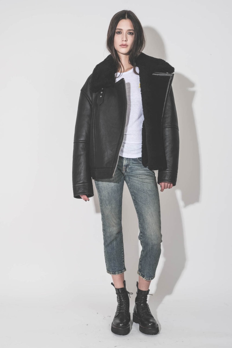 Jean Boy Straight R13 en denim bleu d&eacute;lavage Kelly stretch, port&eacute; de face avec un bombardier en cuir noir.