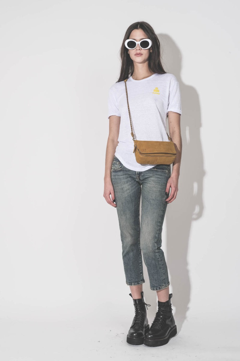 Jean Boy Straight R13 en denim bleu d&eacute;lavage Kelly stretch, port&eacute; de face avec un T-shirt en lin blanc Marant &Eacute;toile.