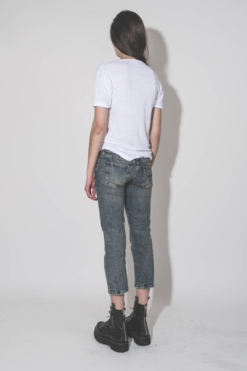 Jean Boy Straight R13 en denim bleu d&eacute;lavage Kelly stretch, port&eacute; de dos avec un T-shirt en lin blanc Marant &Eacute;toile.
