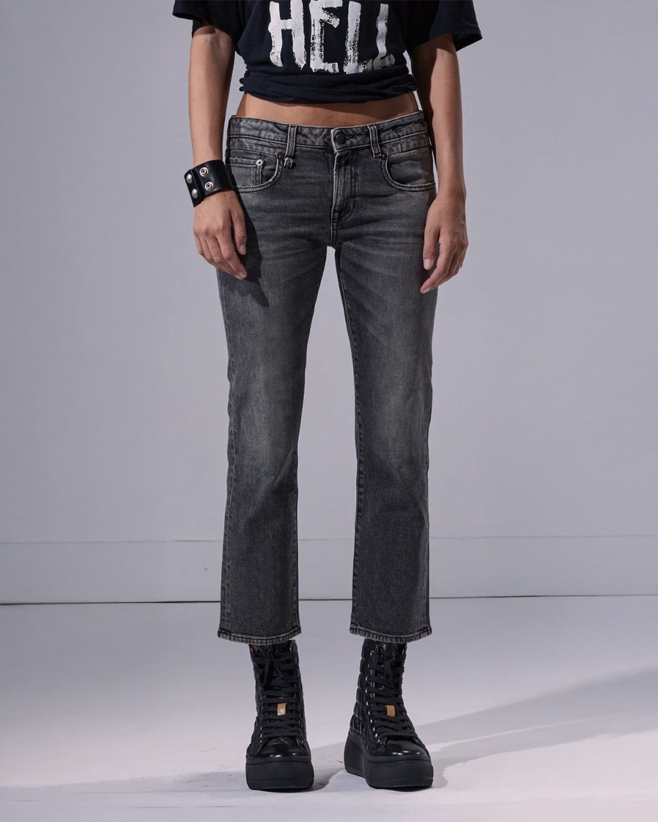 Jean Boy Straight R13 en denim noir délavé Leyton Black Stretch, porté de face.