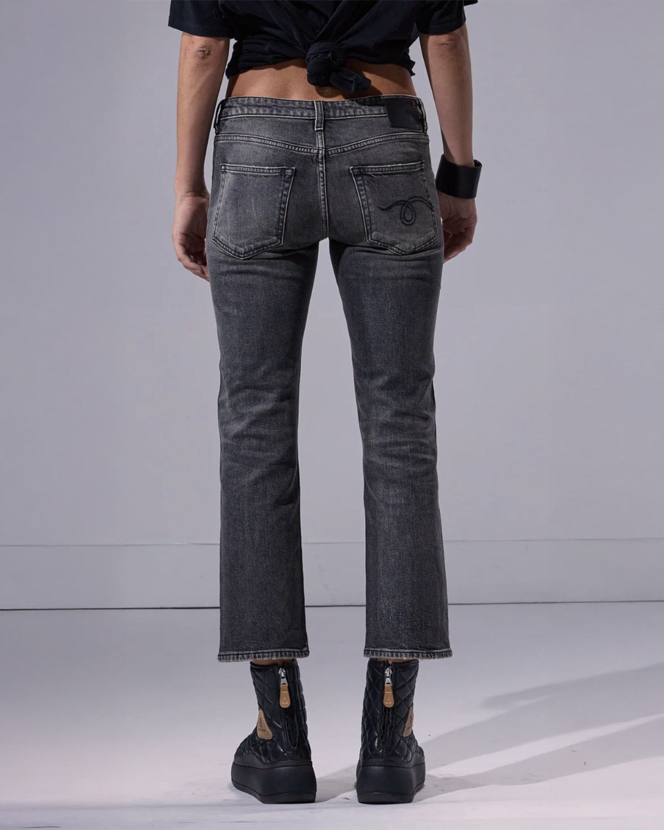 Jean Boy Straight R13 en denim noir délavé Leyton Black Stretch, porté de dos.