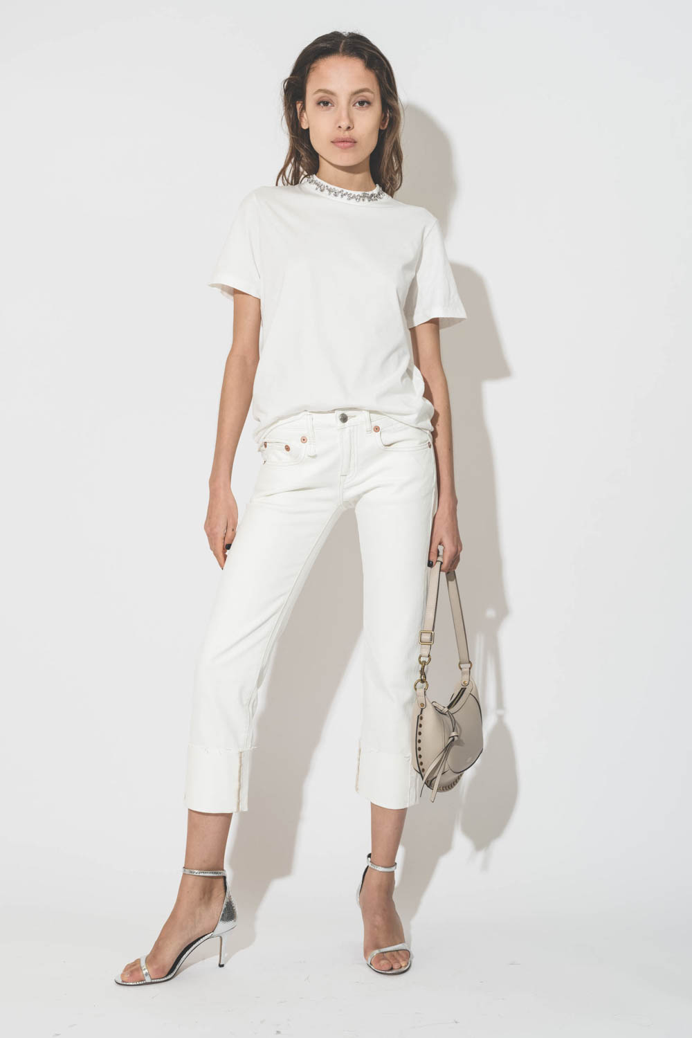 Jean taille basse court en toile blanche Boy Straight W/Cuff Sutton White Selvedge r13. Porté de face.