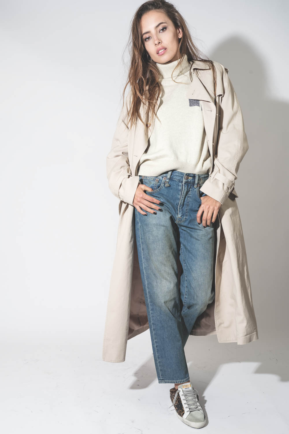 Jean Boyfriend bleu Wilton Indigo R13. Port&eacute; avec un trench beige.