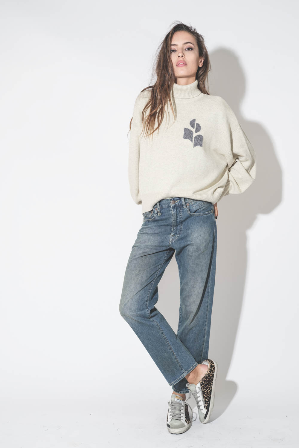 Jean Boyfriend bleu Wilton Indigo R13. Port&eacute; avec des sneakers sabot l&eacute;opard.