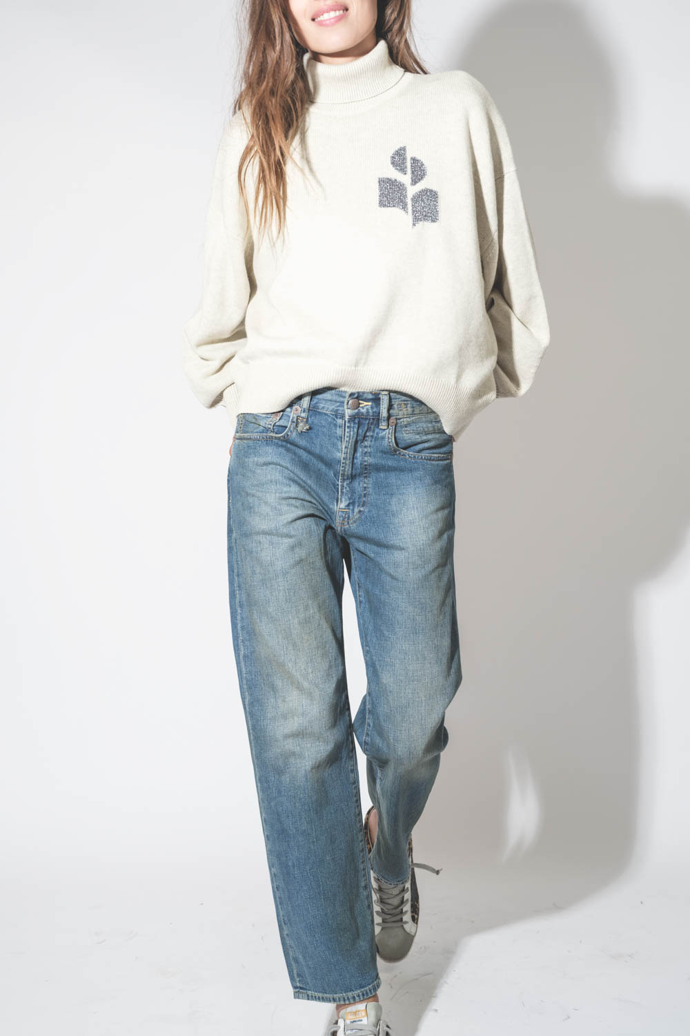 Jean Boyfriend bleu Wilton Indigo R13. Port&eacute; de face.
