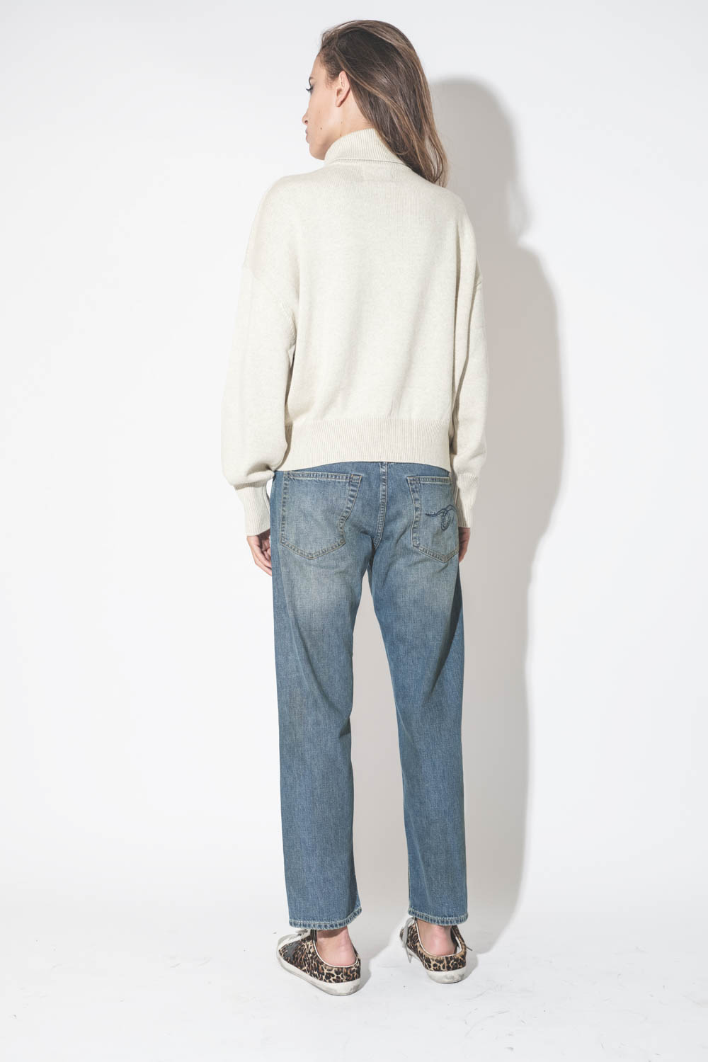 Jean Boyfriend bleu Wilton Indigo R13. Port&eacute; de dos.