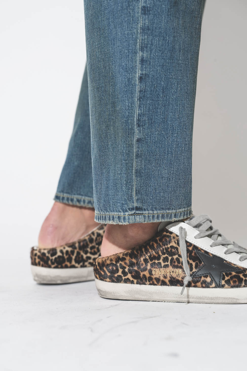 Jean Boyfriend bleu Wilton Indigo R13. D&eacute;tail bas de jambe.