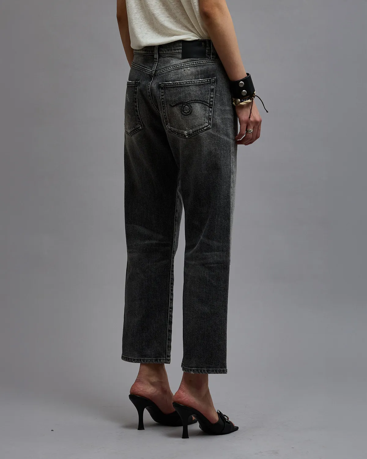 Jean Boyfriend vintage gris R13. Porté de profil dos.