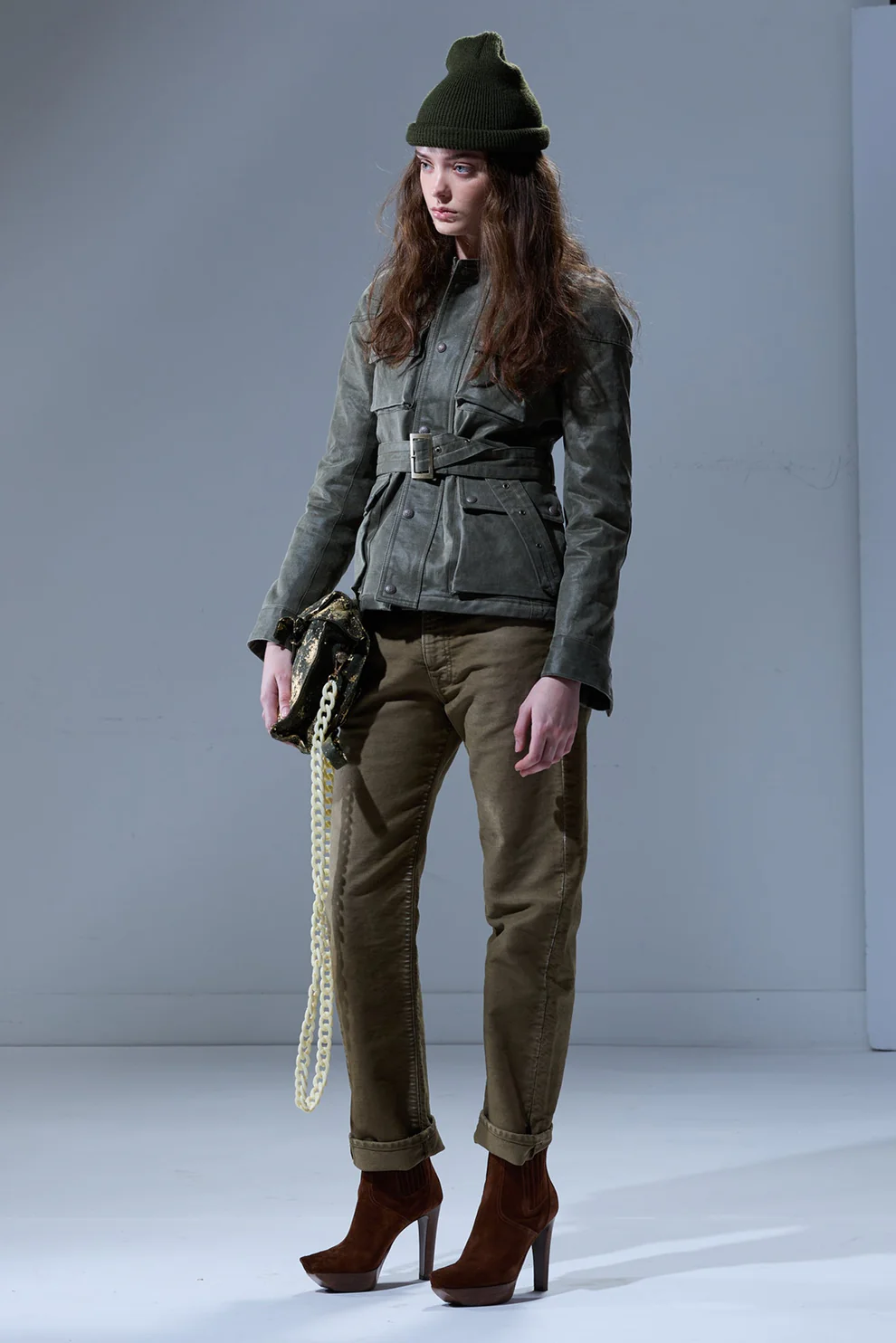 Jean Boyfriend R13 en moleskin français teint en pièce olive, porté avec une veste ceinturée à la taille.