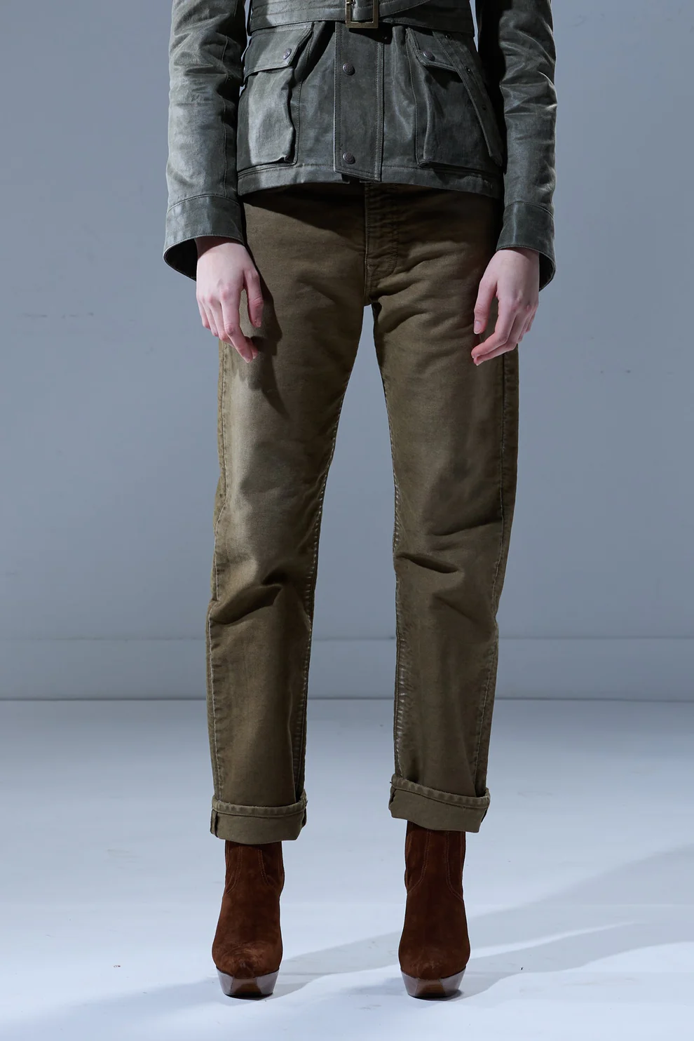 Jean Boyfriend R13 en moleskin français teint en pièce olive, porté de face.