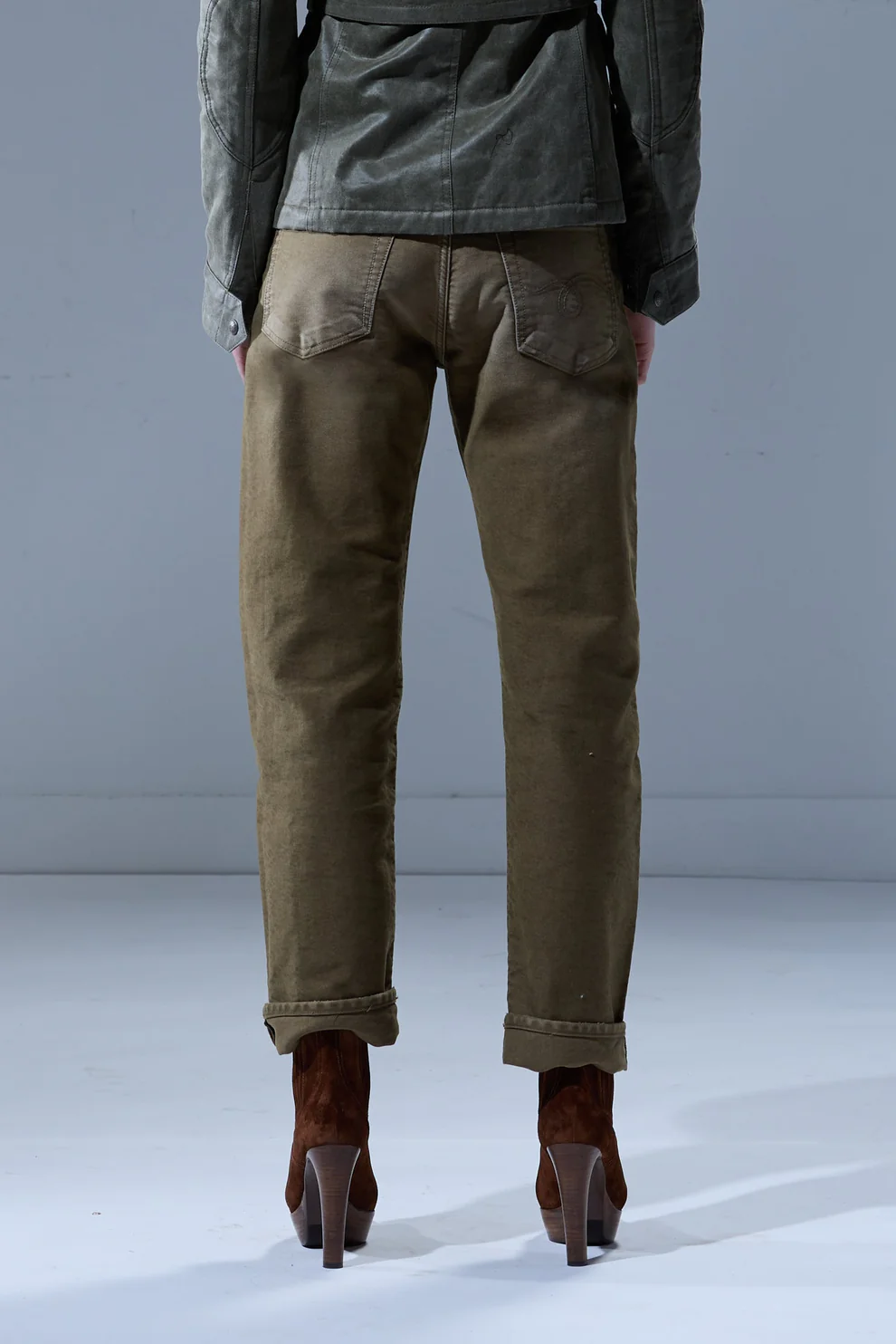 Jean Boyfriend R13 en moleskin français teint en pièce olive, porté de dos.