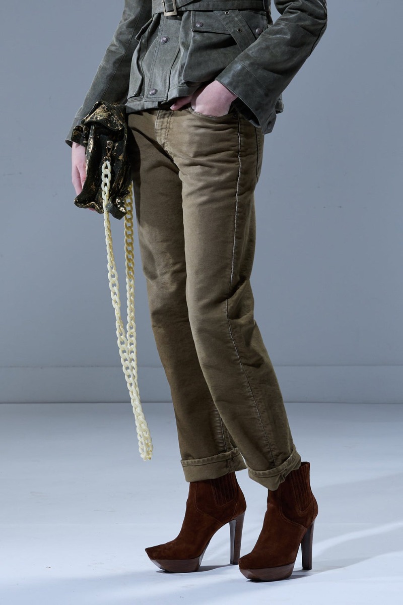 Jean Boyfriend R13 en moleskin français teint en pièce olive, porté de profil.