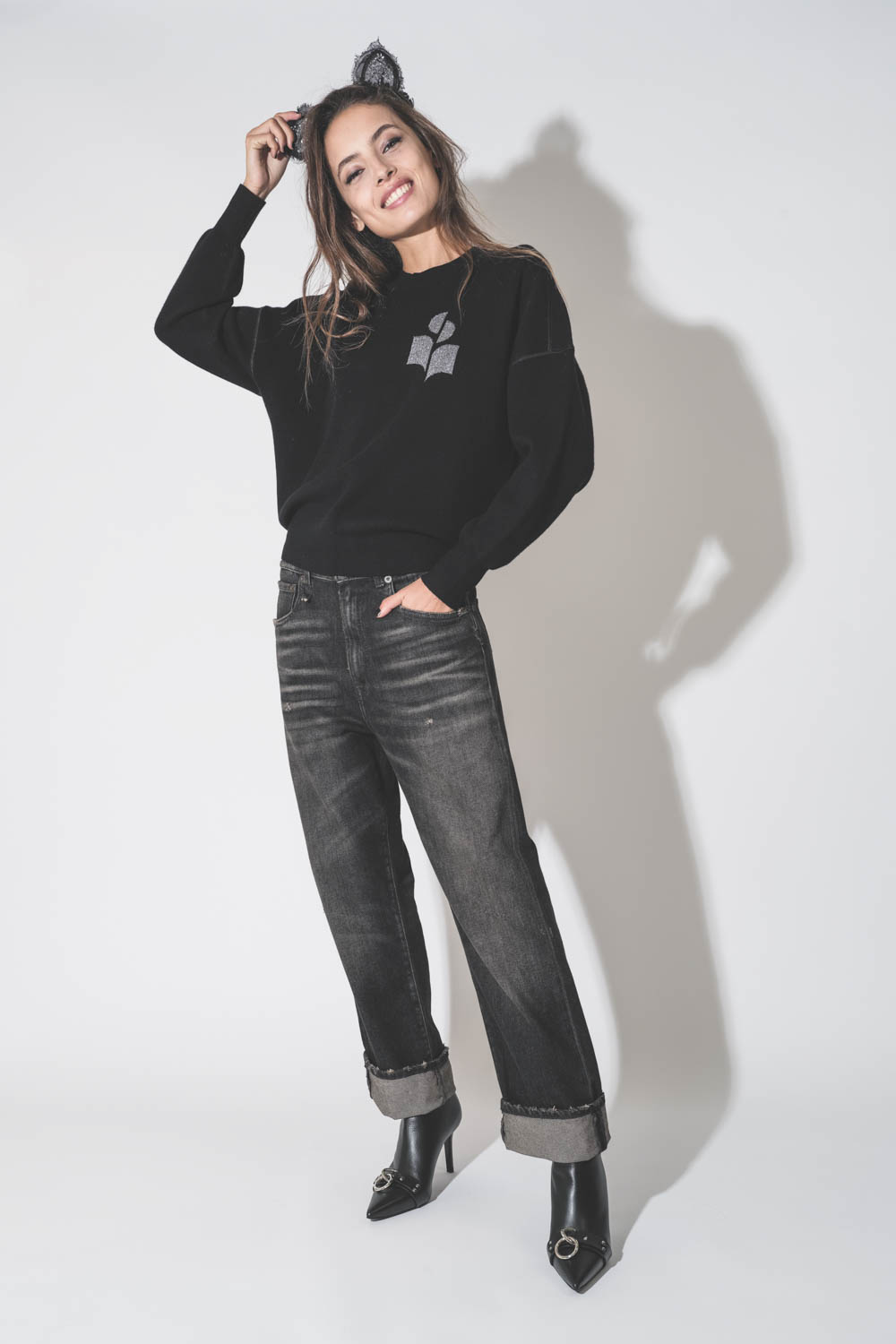 Jean Boyfriend X BF noir délavé Abbey Black R13. Porté avec un pull noir logo silver.