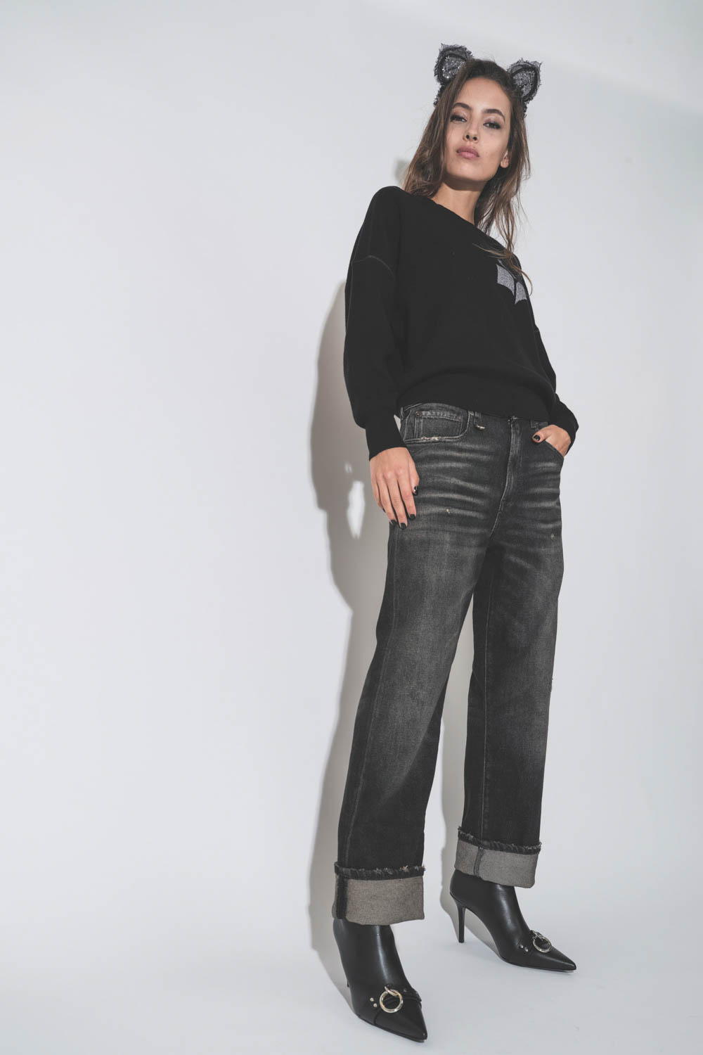 Jean Boyfriend X BF noir délavé Abbey Black R13. Porté de profil.