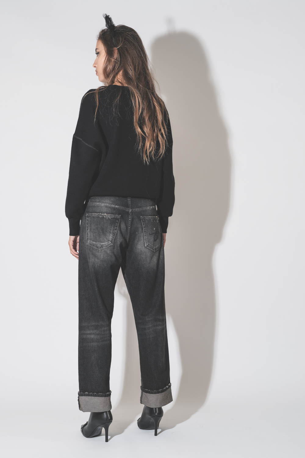Jean Boyfriend X BF noir délavé Abbey Black R13. Porté de dos.