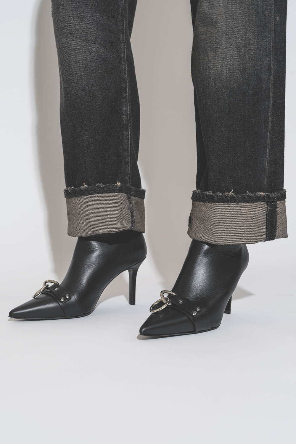 Jean Boyfriend X BF noir délavé Abbey Black R13. Détail du bas de jambe. 