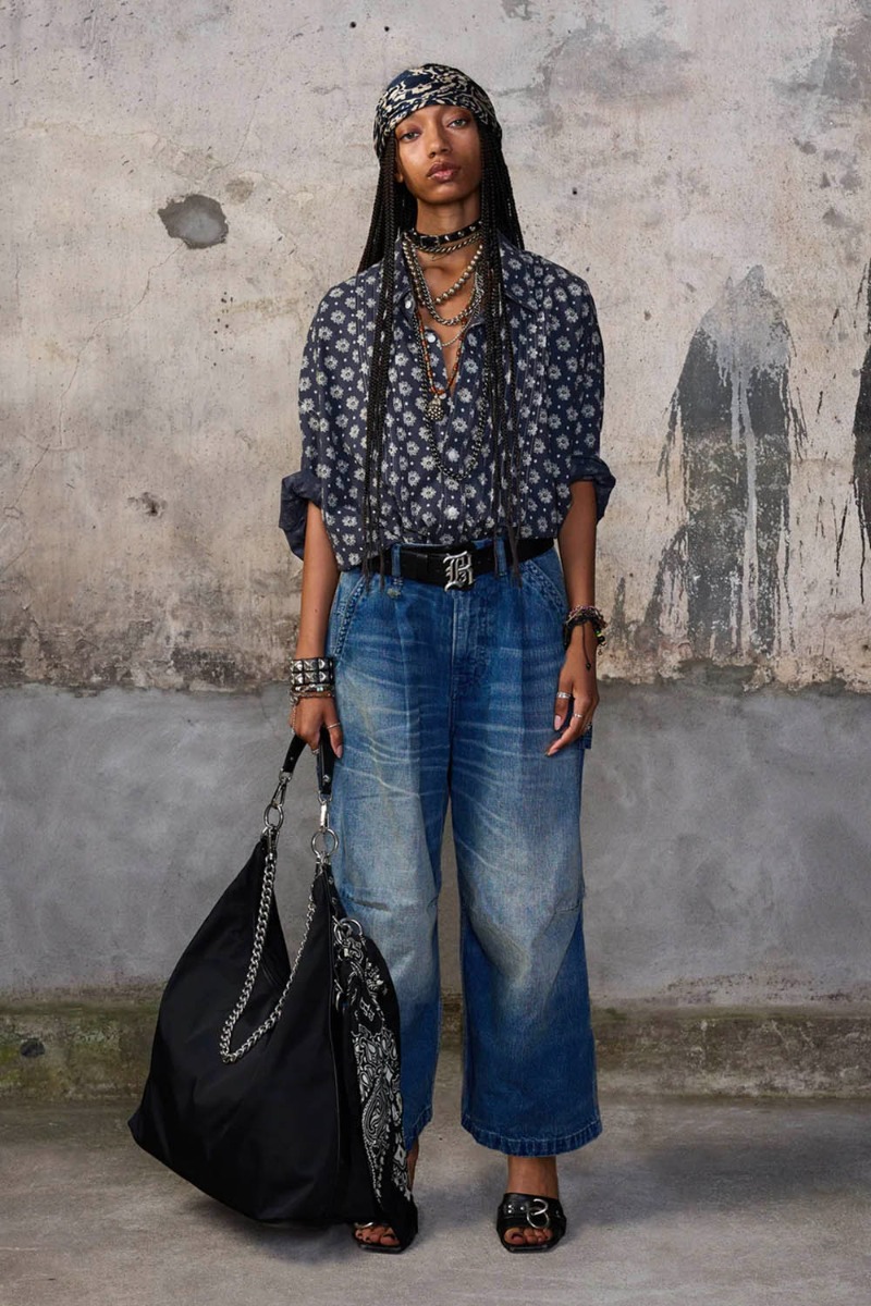 Jean Crop Wide Leg Carpenter R13 en denim bleu d&eacute;lavage &laquo; Depot Blue &raquo;, port&eacute; de face avec une ceinture.