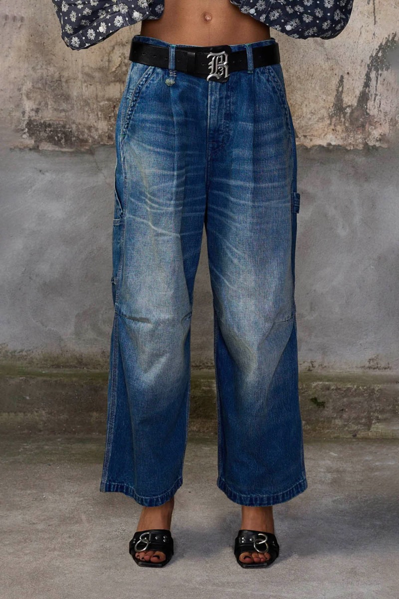 Jean Crop Wide Leg Carpenter R13 en denim bleu d&eacute;lavage &laquo; Depot Blue &raquo;, port&eacute; de face.