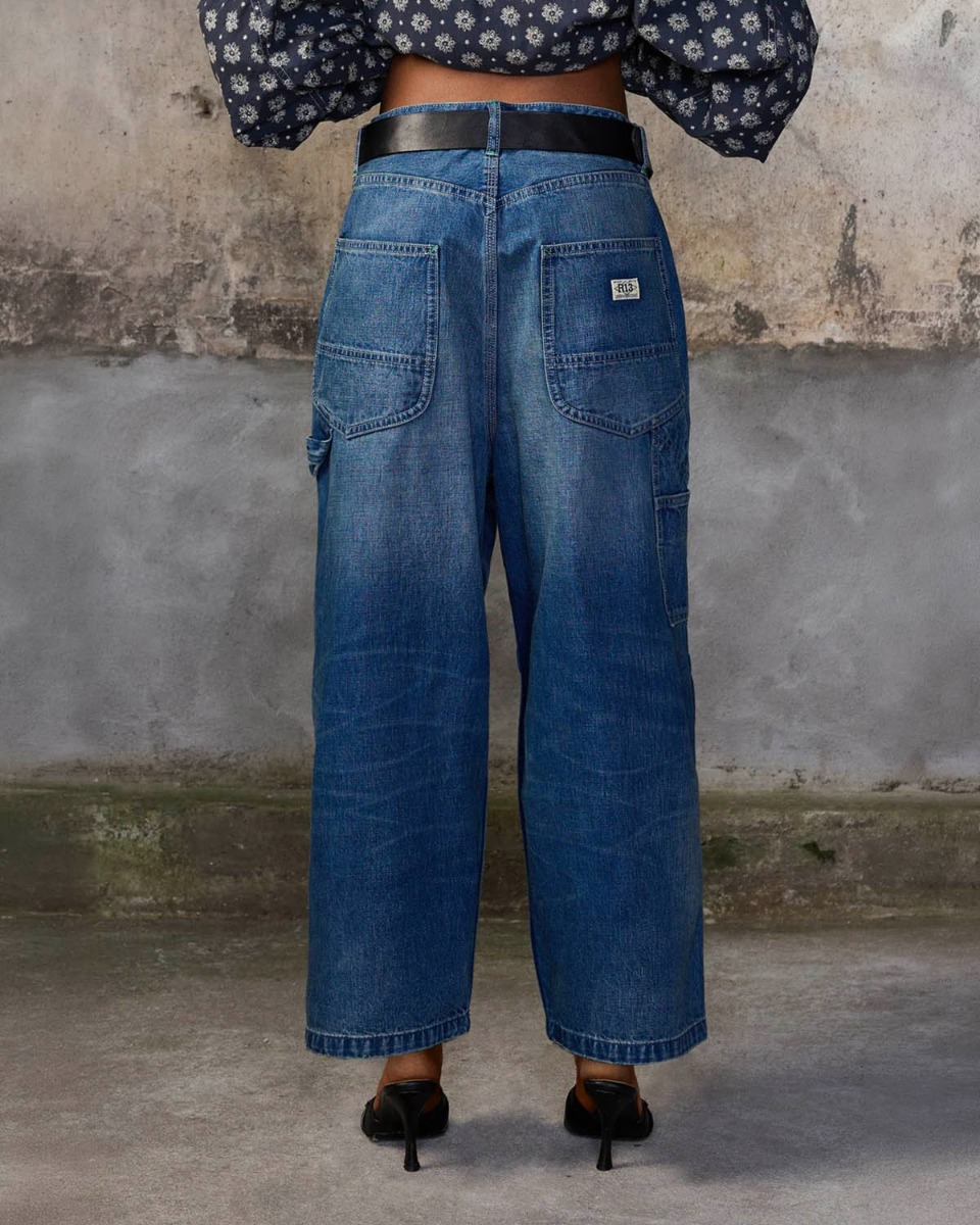 Jean Crop Wide Leg Carpenter R13 en denim bleu d&eacute;lavage &laquo; Depot Blue &raquo;, port&eacute; de dos.