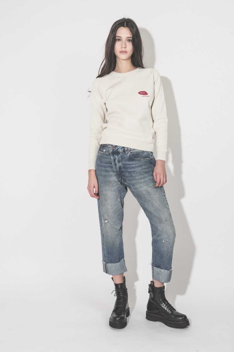 Jean Crossover R13 en denim bleu d&eacute;lav&eacute; Jasper, port&eacute; de face.