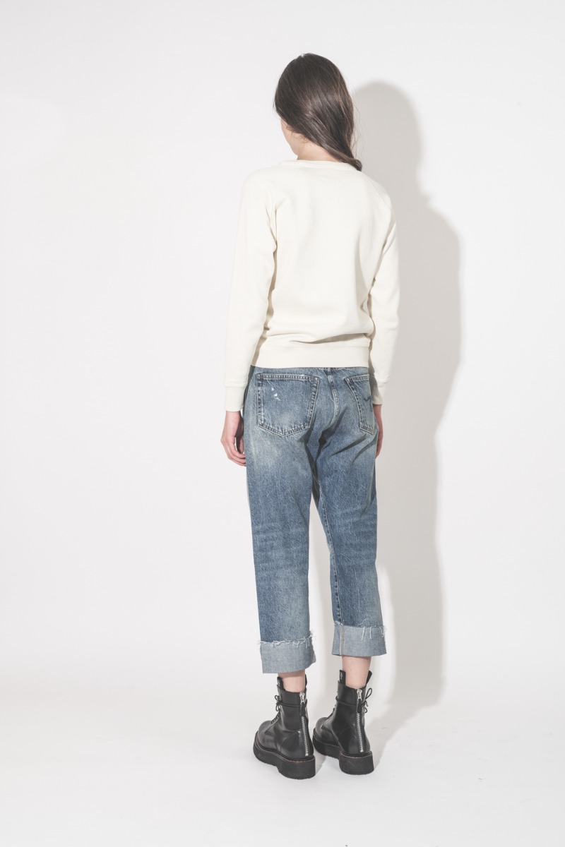 Jean Crossover R13 en denim bleu d&eacute;lav&eacute; Jasper, port&eacute; de dos.