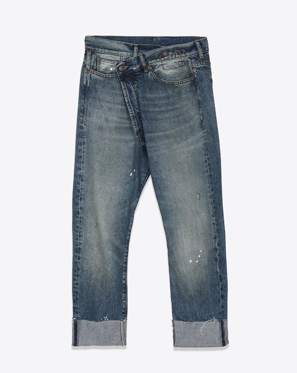 Jean Crossover R13 en denim bleu d&eacute;lav&eacute; Jasper. Vue de face.
