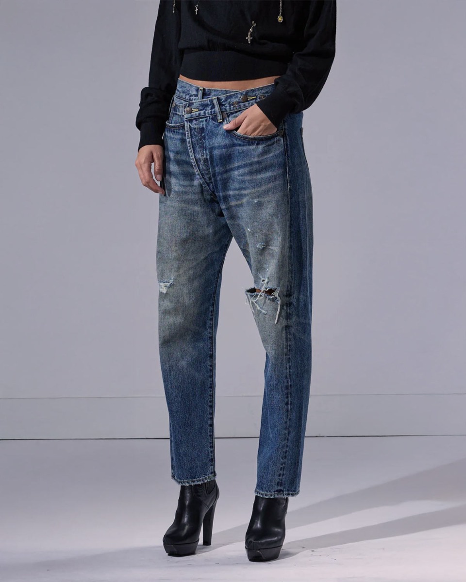 Jean crossover R13 en denim bleu déchiré Léo Blue, porté de face.