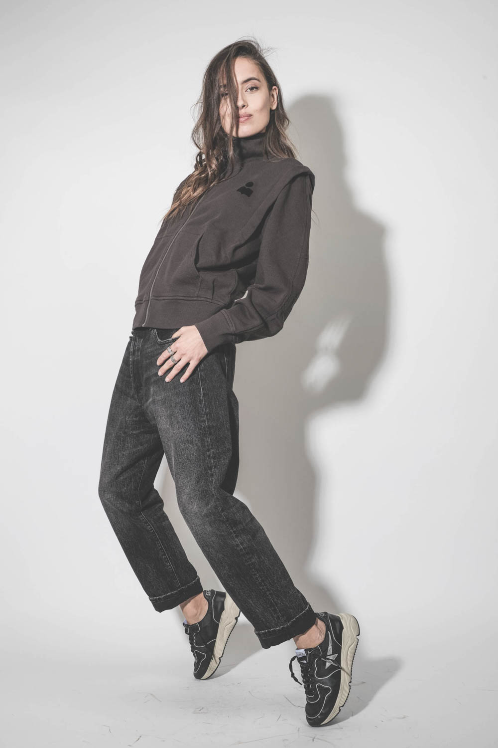 Jean croisé Crossover Kessair Black R13. Porté avec une veste en sweat-shirt noir délavé.