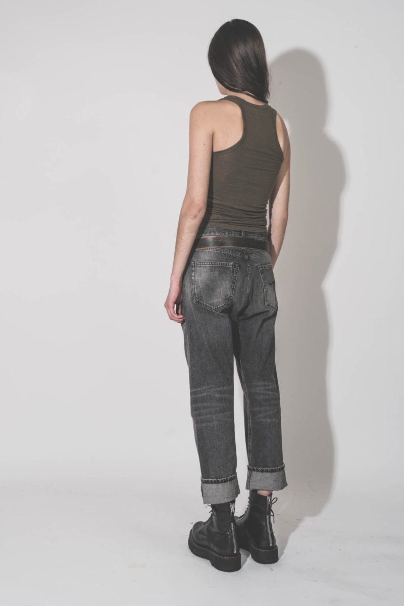 Jean Crossover R13 en denim noir d&eacute;lavage Leyton Black, port&eacute; de dos.