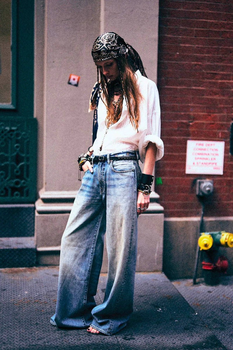 Jean d'Arcy Flare R13 en denim bleu clair d&eacute;lavage &laquo; Rivington blue &raquo;, port&eacute; de profil avec une chemise blanche.