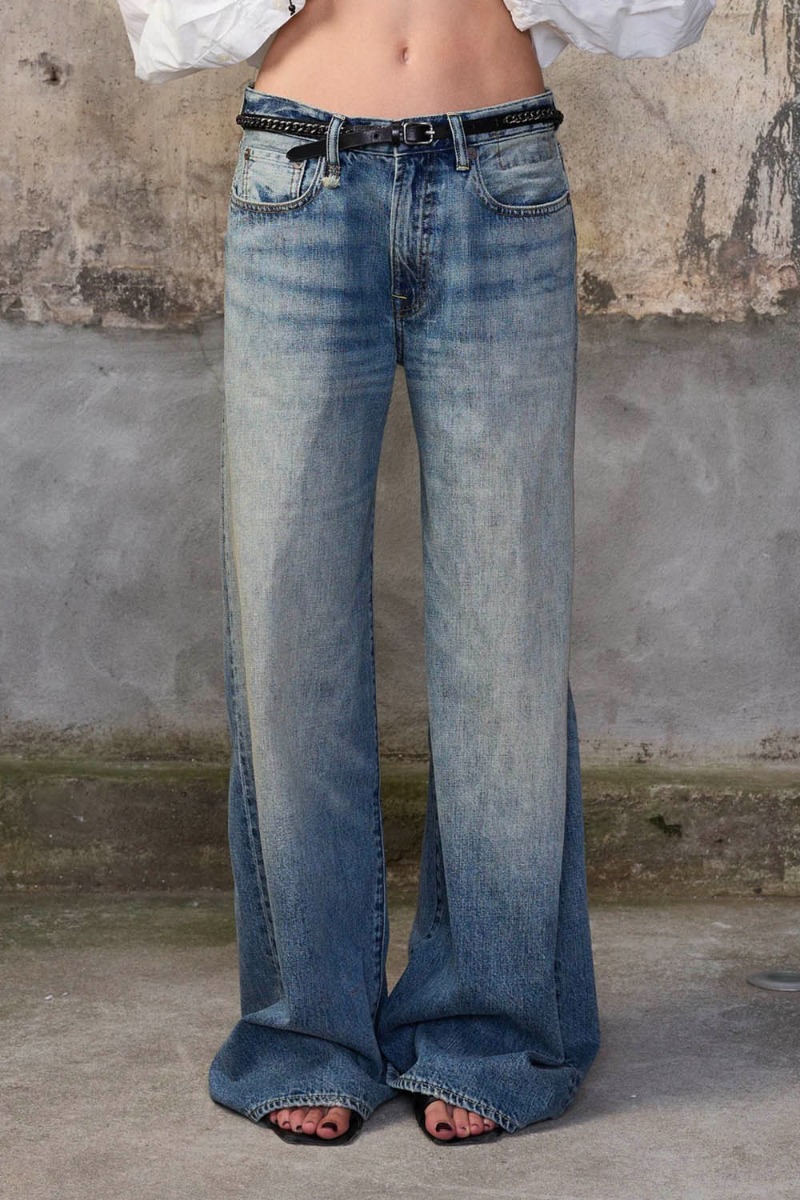Jean d'Arcy Flare R13 en denim bleu clair d&eacute;lavage &laquo; Rivington blue &raquo;, port&eacute; de face.