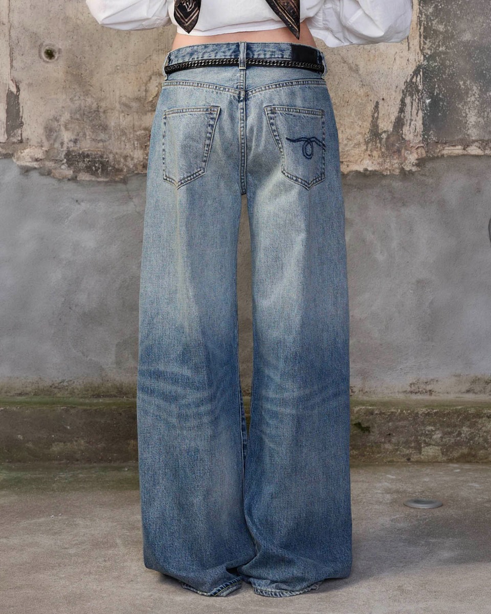 Jean d'Arcy Flare R13 en denim bleu clair d&eacute;lavage &laquo; Rivington blue &raquo;, port&eacute; de dos.