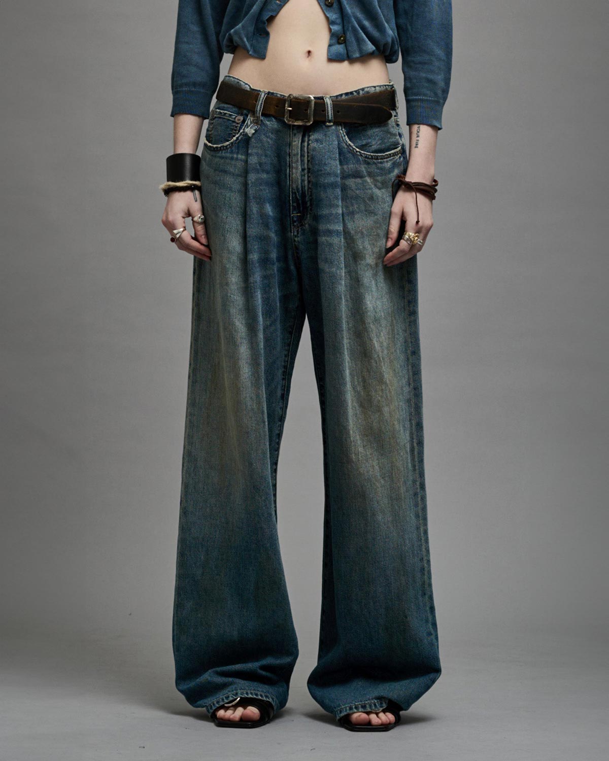 Jean large à pinces en Denim souple bleu Damon Pleated Wide Leg R13. Porté de face.